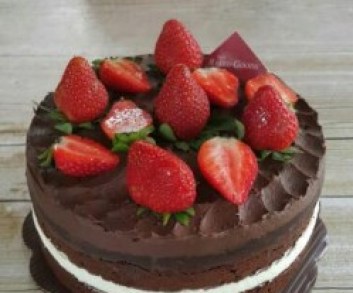 choco strawberry cake